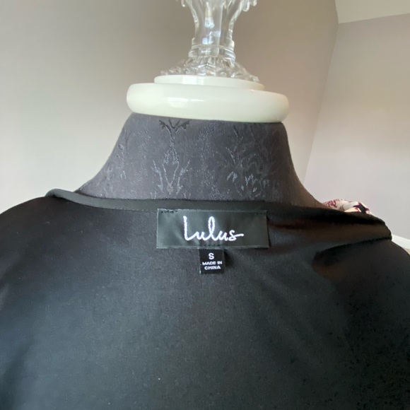 Lulu’s Deep V Floral Wrap Dress Size S - Picture 8 of 8